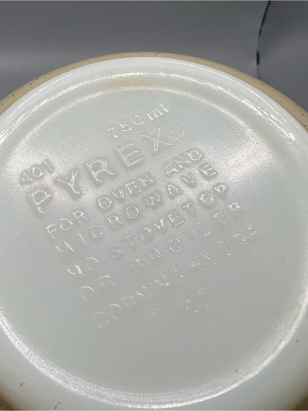 Vintage 70s Pyrex Homestead #401 Mixing Bowl 6in - 1.5 pt Tan w/ Blue Speckle
